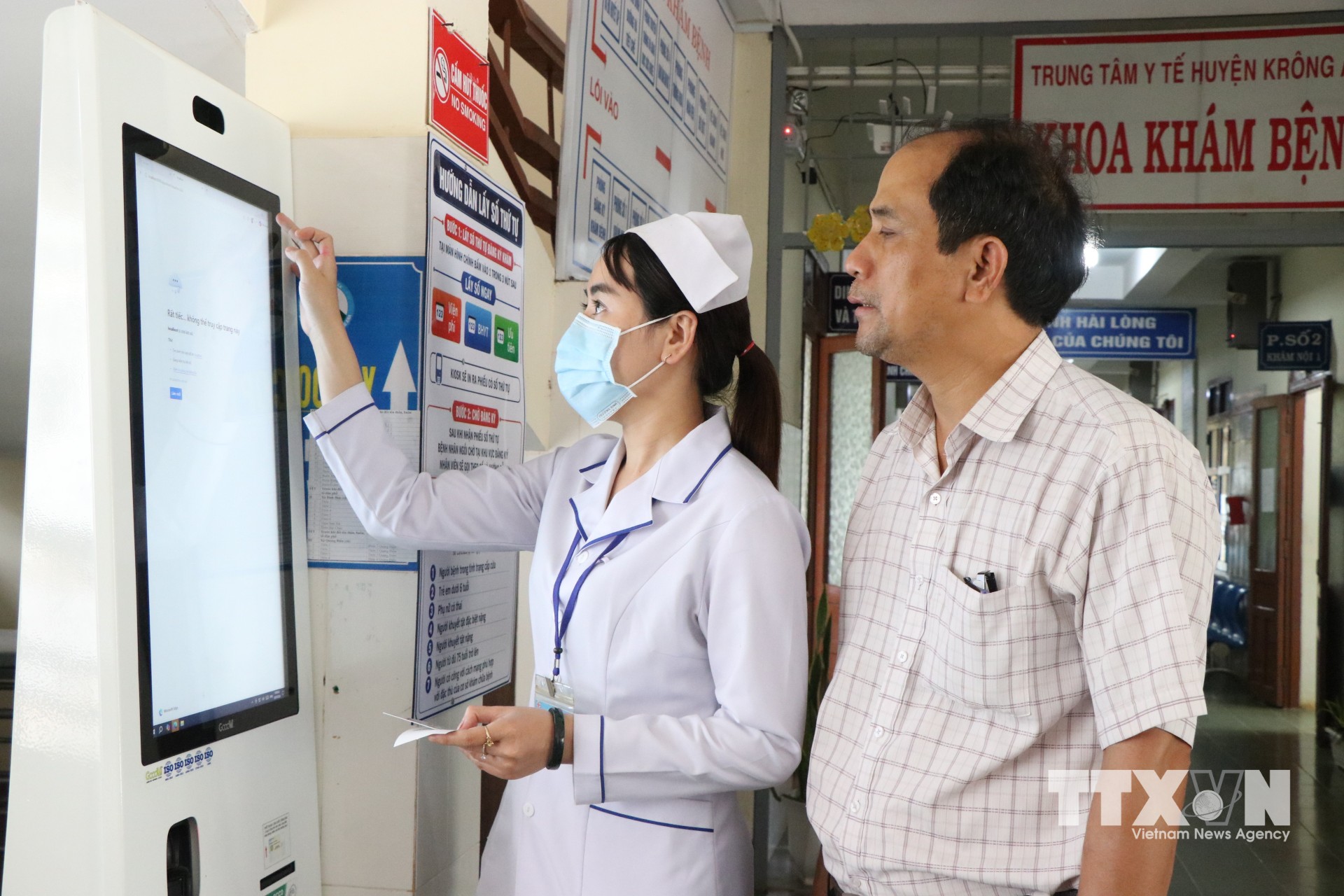 Người dân sử dụng máy kiosk thông minh để đăng ký khám bệnh tại Trung tâm Y tế Krông Ana. (Ảnh: Nguyên Dung/TTXVN)